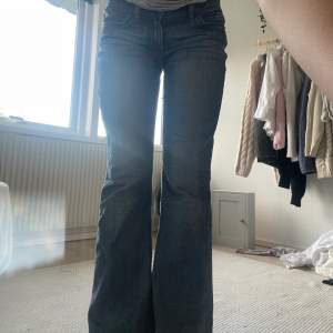 Sååå fina utsvängda, lågmidjade jeans!!🌸🌸🌸