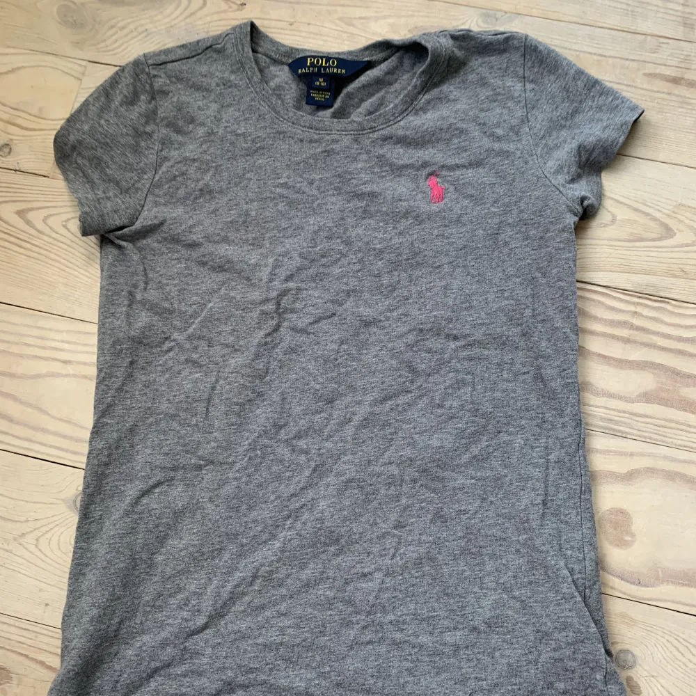Obs tryck inte på köp nu! Säljer min fina Ralph Lauren T-shirt för har inte använt eller tvättat nån gång så är i super bra skick!. T-shirts.