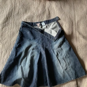 Jeanskjol - Säljer nu Min mammas jeans kjol som hon köpte på 90-talet! Super söt och har inga defekter🫶 