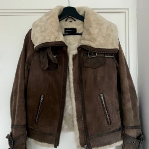 Pilotjacka  - Säljer jackan då den tyvärr inte passar mig, jättesnygg och trendig i höst 🍂 skicket är bra!! Storlek är 36 men tycker snarare den är 34. Skriv om ni är intresserade 🤎🤎