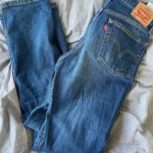 Snygga blå 501 jeans från Levis, mid Rise och passar bra i längd på mig som är 160 typ, nypris 899 säljer för 400, använda ganska mycket. Klicka inte på köp direkt och kan mötas upp i Stockholm annars betalar du för frakten