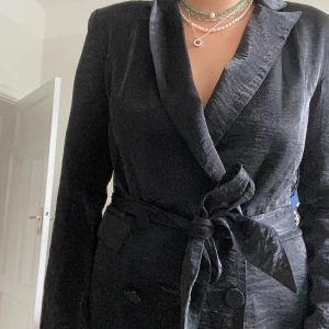skimmrig Klänning/kappa - Den perfekta klänningen/kappan för nyår och utgång. Passar en S/M. Möts i Stockholmsområdet, vill du ha din vara skickad får du stå för frakten själv!