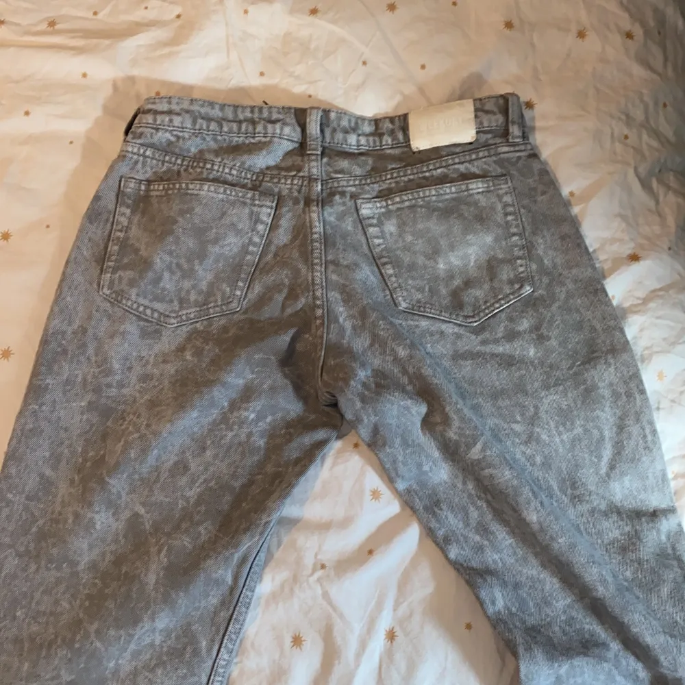 Hej säljer nu mina gråa weekday jeans då jag köpte fel storlek dom har inga konstigheter och har använts 1 gång när jag testa dom hemma och har ingen användning för dom. Bilderna är lite fåliga då min kamera inte är så bra om ni har frågor kom privat. Jeans & Byxor.