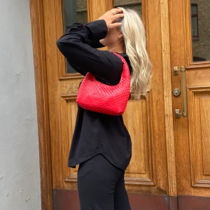 Röd väska - Säljer nu min dösnygga röda väska!! Hojta till om du undrar något❤️