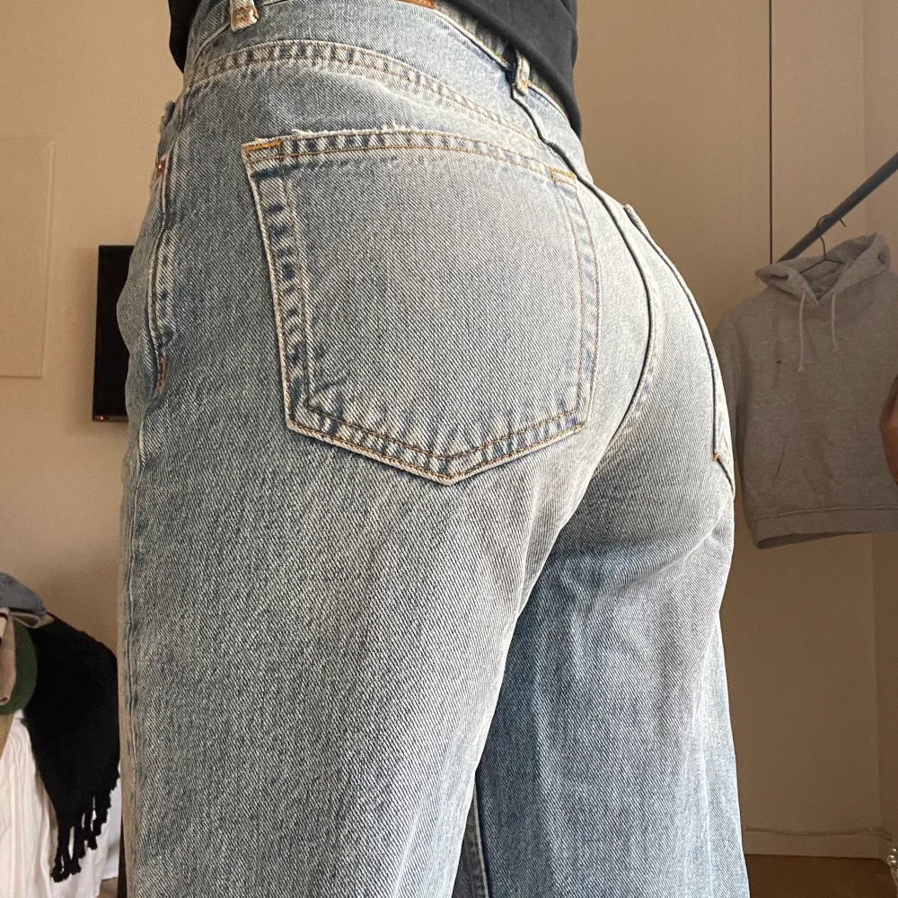 Gina tricot storsäljande 90s high waist jeans i fint skick! . Jeans & Byxor.