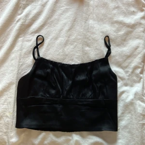 Topp från Zara - Svart topp från Zara, använd 1 gång! 