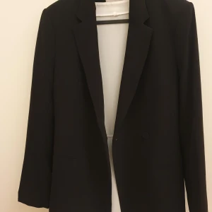 H & M  - En ny kostym kavaj som kostar över 500 kr i butiken 