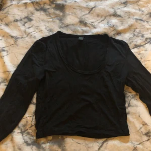  Basic svart tröja - En svart långärmad basic tröja. Den är i baddräkts material. Endast använd ett fåtal gånger därför är den även skrynklig då den legat länge i garderoben.  Frågor?  Skriv i DM Köparen står för frakten 