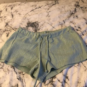 Tygshorts  - Mintgröna mjukis shorts av tyg. Köpta för några år sedan på NEW YORKER. Använda hyfsat mycket men fortfarande i ett fint skick. Storlek M men passar S också.  Frågor?  Skriv i DM.  Köparen står för frakten. 
