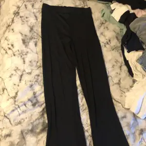 Ribbade bootcut leggings från lager 157. Använda ett par gånger men fortfarande i ett fint skick. Jag sydde i de där uppe vid bandet då den lätt snurrade sig i tyget men det är inget som syns. Silkes känsla. Frågor?  Skriv i DM  Köparen står för frakten. 