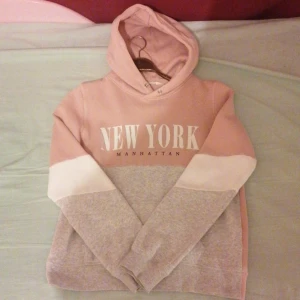 Hoddie - En hoddie från H&M. Säljer den för den har blivit för liten, har använt den från 3-4 gånger så den är ny. 