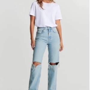 Säljer mina fina Gina tricot jeans, har bara andvänt dom några gånger och är i bra skick, är 160 och passar mig bra, säljer på grund av att dom inte andvänds❤️pris kan diskuteras 