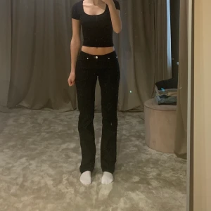 Low waist acne jeans - Säljer mina low waist straight jeans från acne då de tyvärr inte kommer till användning längre. Är i mycket bra skick. 