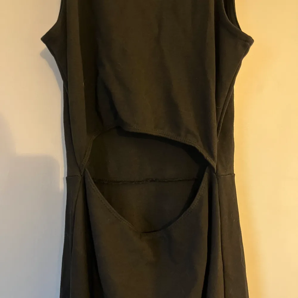 Svart klänning från H&M med en öppning längst ner på ryggen, använd 1 gång Frakt tillkommer . Klänningar.