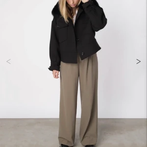 Meotine jacka - Säljer min helt oanvända Meotine jacka då storleken tyvärr inte var bra. Superfin och jätte trendig! Nypris 2800 kr. (Lånade bilder, kan skicka egna bilder)💕💕( Har råkat satt på budgivning o får inte av de så strunta i de💕✨🦋)