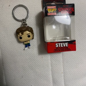 funko pop - strangerthings funko pop nyckelringar köpte för 200kr/st säljer för 70/st eller båda för 130kr + frakten 45kr (tryck inte på köp nu)