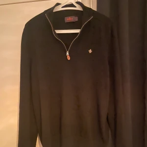 Tröjor i strl L - 1. Morris tröja med half zip, helt nyskick: 800kr 2. Ralph Lauren t-shirt helt nyskick: 200kr 3. Kenzo hoodie i använt men bra skick förutom ett hål som inte syns i armhålan: 500kr   Paketpris: 1000kr