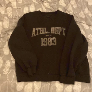 Sweatshirt  - Oversize tröja, skön och lagom varm. Storlek XL men passar på mig som brukar ha M men då blir den som sagt lite oversize, mörkgrå (nästan svart) :) 