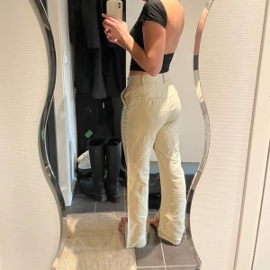 Kostymbyxor  - Säljer nu dessa superfina beiga kostymbyxor som inte kommer till användning längre! 