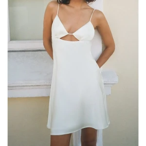 ZARA vit klänning XS  - Slutsåld riktigt fin klänning från ZARA. Helt oanvänd i nyskick med prislapp kvar. Glansigt vitt tyg med fodertyg så ej genomskinlig, väldigt fin rygg.  Säljer pga passar ej mig & missade att returnera i tid.