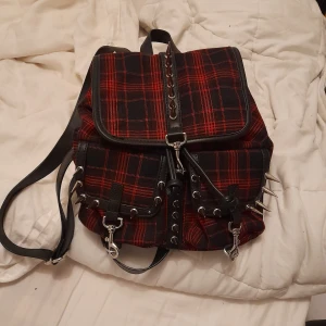 Liten ryggväska - Super snygg mini ryggsäck köpt ifan dollskill knappt använd. Möts helst upp i centrala Stockholm då den är lite knepig att skicka. 