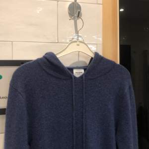 Blå kashmir hoodie som är köpt för någon månad sen på John Henric. 100% kashmir, nypriset ligger på 1700kr