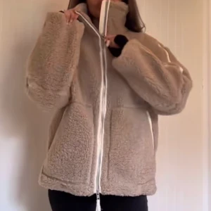 Teddy jacka  - Super fin Teddy jacka från hm som är perfekt nu till hösten ❤️‍🔥🍁