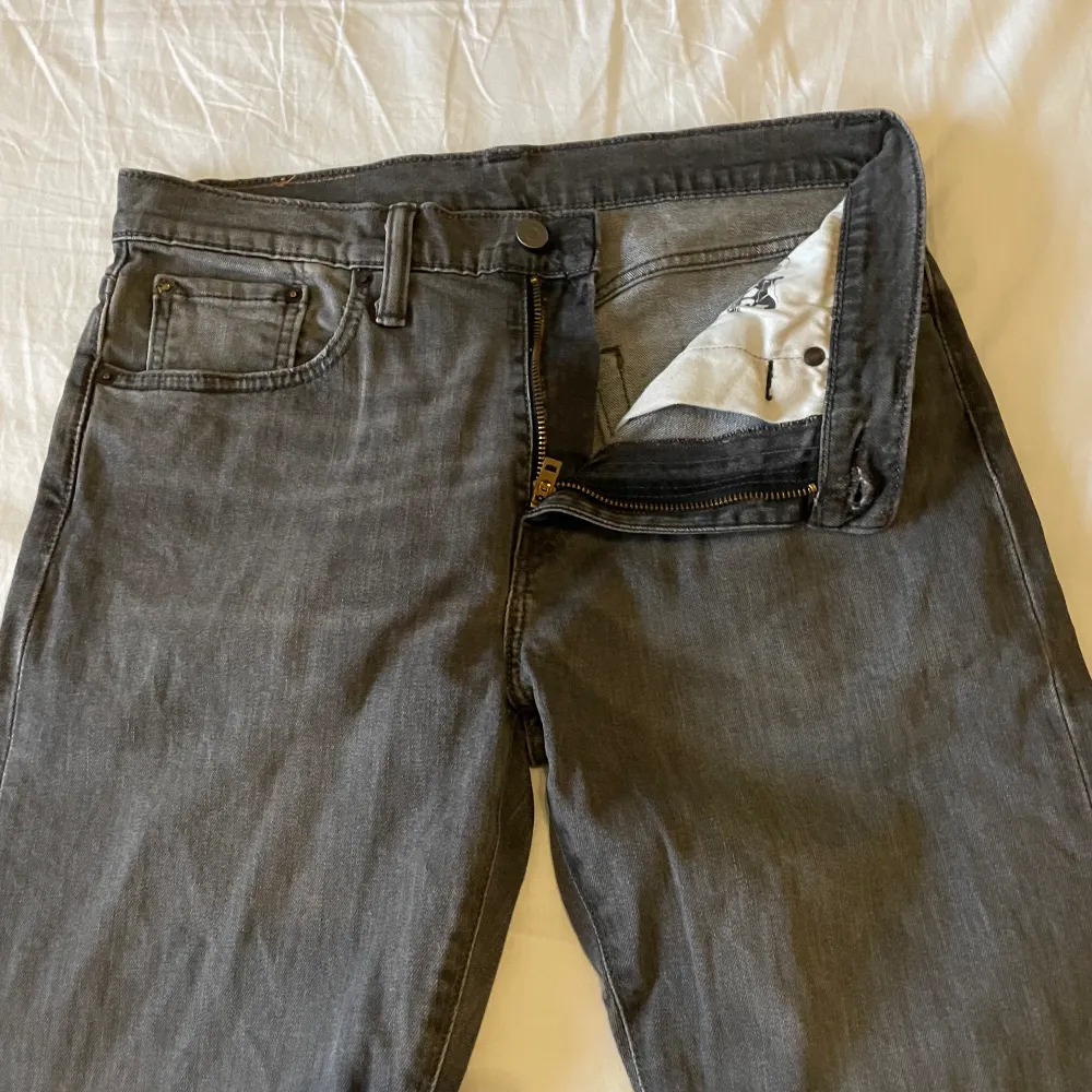 Snygg grå färg på ett par 512:or. Lite använda men tvättade. Ej med sköljmedel. . Jeans & Byxor.