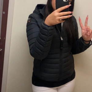 Parajumper jacka  - Säljer min parajumper som är bara använd en vår, jätte bra skick, storlek S💗