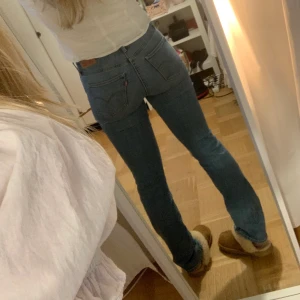 Lågmidjade levis bootcut - Supersnygga jeans från levis i bootcut modell. Är 167 lång och har vanligtvis 26/27 i midjan