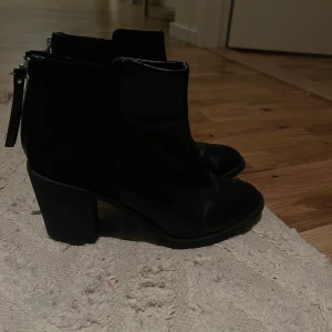 Boots  - Säljer dessa superfina svarta bootsen i storlek 40 Frakt tillkommer på 59kr annars kan dem hämtas i nacka 