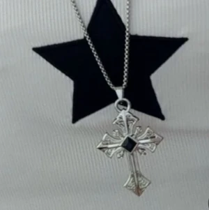 Y2k street kors halsband - 🙌INTE SÅLD🙌  Hej! Säljer detta skit coola silver halsbandet fullt med detaljer! Ger jätte mycket cybery2k/ early 2000’s streetwear och är sååå snyggt😩 Kan såklart också stylas med andra stilar eller för att man bara vill ha ett kors halsband😩😩 Hör av er!