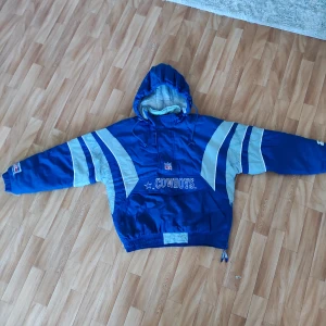 Vintage 90s starter jacket (RARE) - Hej, köpte denna nyligen av en samlare och insåg att den är för liten, så den är i bra skick.  500:- inkl frakt. Billigare vid snabb o smidig affär! 