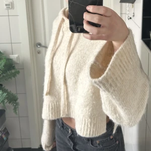 Stickad hoodie - Jag säljer nu denna jättefina stickade hoodien! Köpt här på plick (egentligen från Zara), men gillade inte hur den satt på mig. Superskönt material och väldigt varm 💖