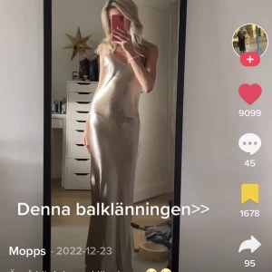 Champagnefärgad maxiklänning - Lånade bilder!! Skitsnygg oanvänd klänning som är slutsåld! Prislappen är kvar. Säljer då jag köpte två storlekar! Bud är bindande! Köparen står för frakt!❣️