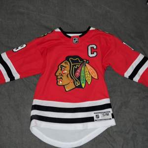 En NHL tröja från Chicago blackhawks som jag vill gärna få bort för den tar ba plats i garderoben o har använt den 1 gång 
