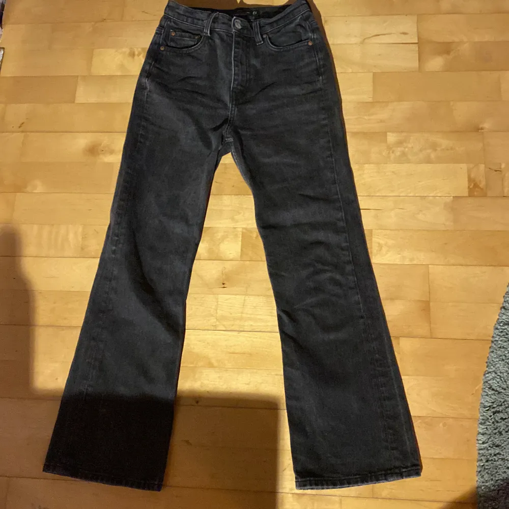 Jag har bara använt högs 5 gånger för de var för korta. De är högmidjade jeans i svart. Ordinarie pris 790 kr. Jeans & Byxor.