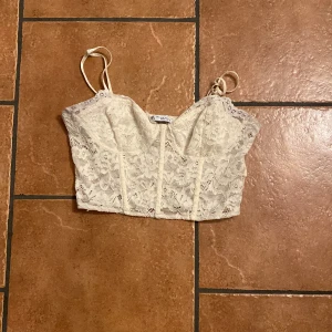 Spets topp  - Slutsåld spetstopp från zara
