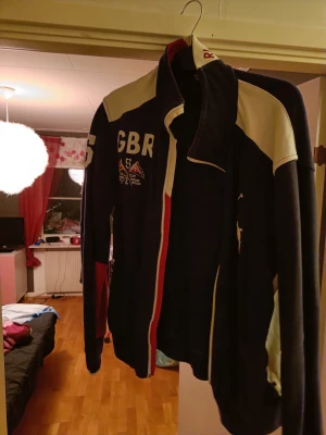 Polo by Ralph Lauren  - I använt skick, men har mycket mer att ge!  I nopprig eller sliten..