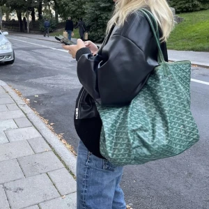 Zara bomber jacka - ANVÄNDA BILDER! säljer denna as snygga bomber jacka från zara stl M! Aldrig använd för tyckte inte jag passade i den. Privat för mer bilder på min jacka! Köpt från zara hemsida!❣️❣️❣️