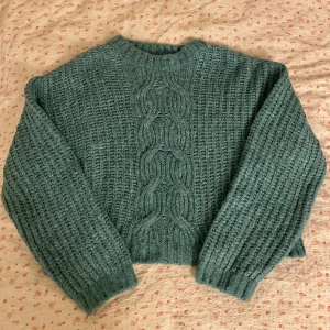 Stickad tröja - Säljer en stickad tröja i strl L. Sitter mer som en M. Jättemysig, köpare står för frakt💌