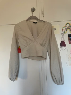 Söt topp - Krämvit top från monki, inte min still längre💗den har en liten fläck som man kan se på bilderna😟😁 Känns som en Xs Frakt:15kr