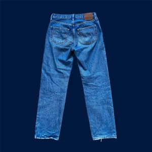 501 Levis Jeans Blå - Ett par dam Levis jeans! Rätt så nya men fet vintage vibe ändå. Tyvärr för stora för min partner därav säljes. För fler bilder eller mått kontakta mig!!! En mindre fläck nära byxfickan fram, kontakta mig för bild!