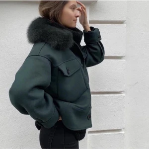 Meotine jacka - Säljer denna meotine jackan i storlek S pga att den inte kommer till användning längre😊jackan är använd ett fåtal gånger därav har den inga defekter! Köptes för 2800kr. Pris kan diskuteras!