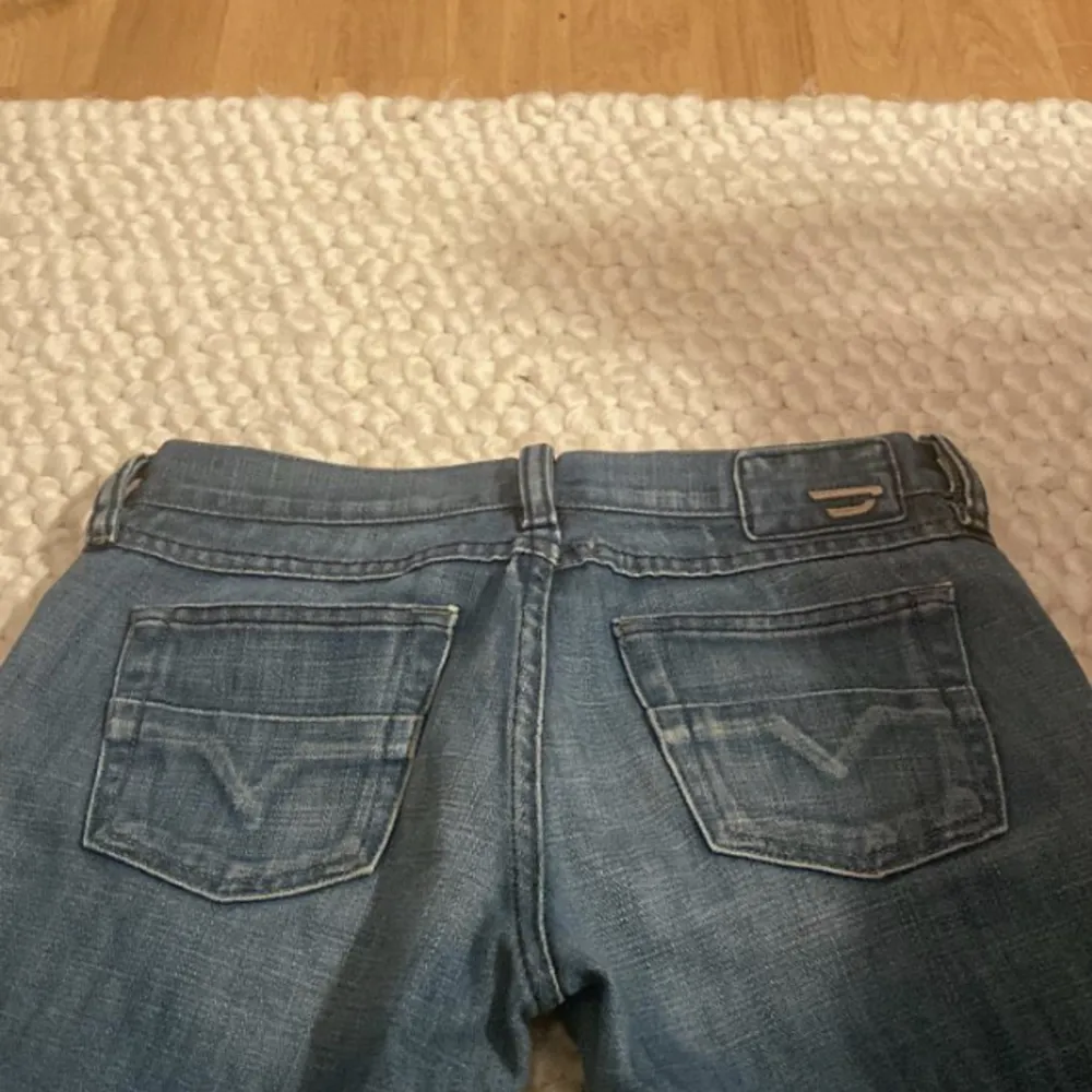 -bild lånad-  säljer dessa diesel jeans som är köpta här på plick de är för små i midjan vilket är så synd för de är så fina annars  storlek w25 längd vet jag itne men passar mig bra slm är 165 Köp de direkt för 500 eller buda från 350 frakten står du för. Jeans & Byxor.