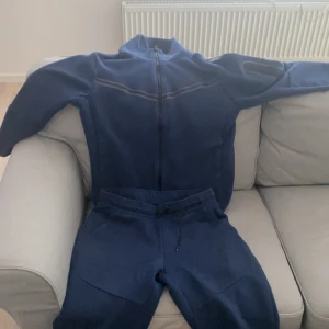 Nike tech navy  - Säljer brorsans Nike tech dressar, finns i grå också. Säljer billigt för de tar för mycket plats. Använt skick. Säljs helst som hel set. Vill du köpa delar separat hör av dig