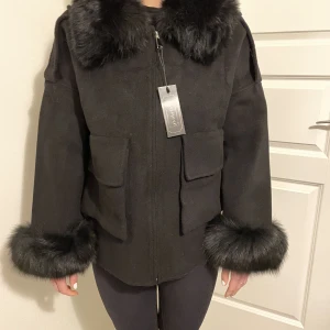 Päls kappa  - Kappa från ssstore, helt oanvänd men lite liten är storlek XL men sitter absolut inte som en XL utan perfekt som en M/L❤️ lapp o påse den kom i finns kvar 😁 nypris 3899kr, kan gå ner lite i pris 140kr direkt köpt 