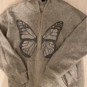 Kofta med paljetter storlek S - säljer denna oanvända kofta med paljetter, as snygg med inga defekter💕💕