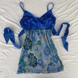 Y2K topp/linne/miniklänning  - Gulligt y2k linne/topp. Är rätt lång så kan vara en miniddress, är lite osäker. Har en gömd dragkedja i sidan och knyts bak för snyggare siluett. Har lagningar på banden (bild 3), därav priset. Köps via Swish eller köp nu 💋