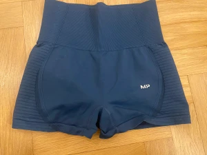 Mp shorts - Nypris är 379. Litet hål på baksidan därav priset. Superfina men de var tyvärr för små för mig. 